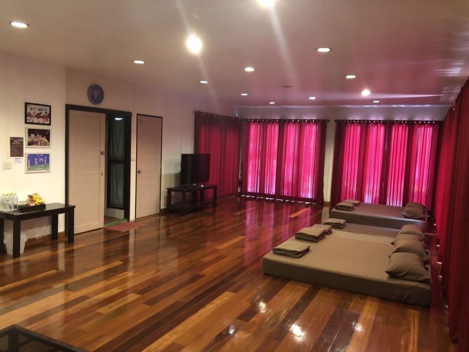 Family Room with Pool Side | Free WiFi