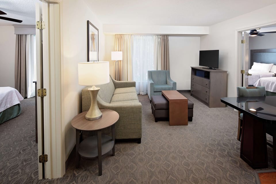 Egyptian cotton sheets, premium bedding, in-room safe, desk