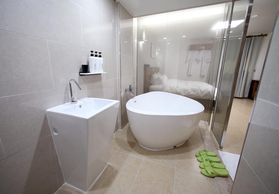 Separate tub and shower, deep soaking tub, rainfall showerhead