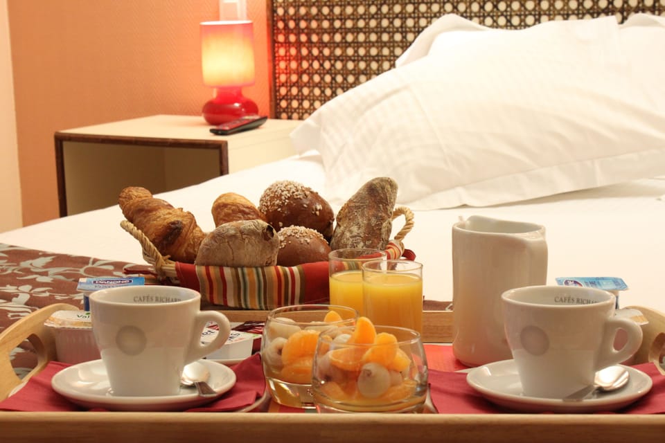 Double Room, Lake View | Room service - dining