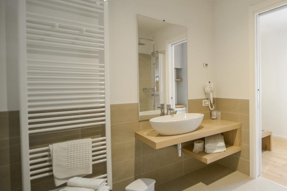 Shower, free toiletries, hair dryer, bidet