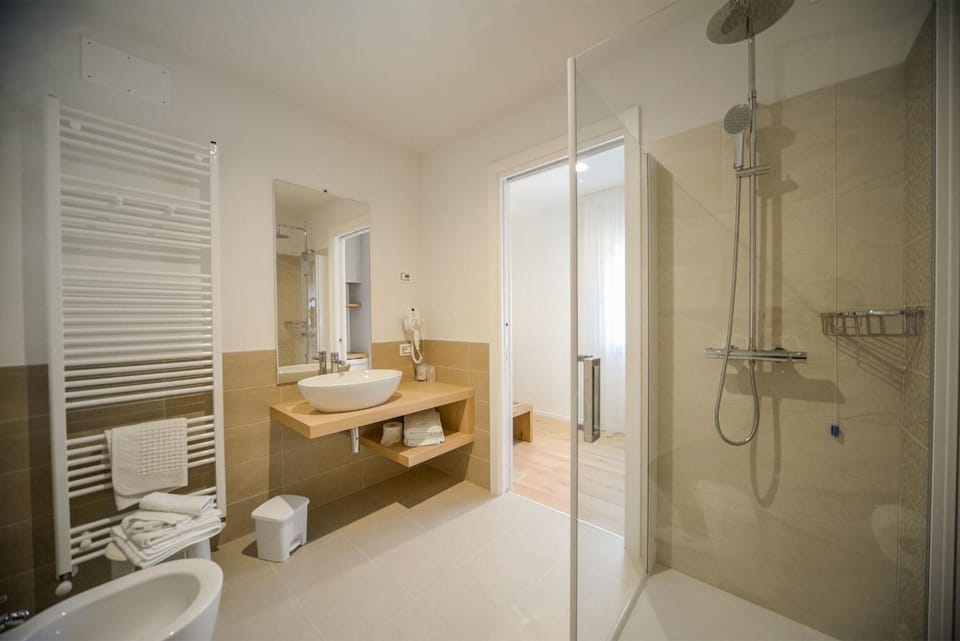 Shower, free toiletries, hair dryer, bidet