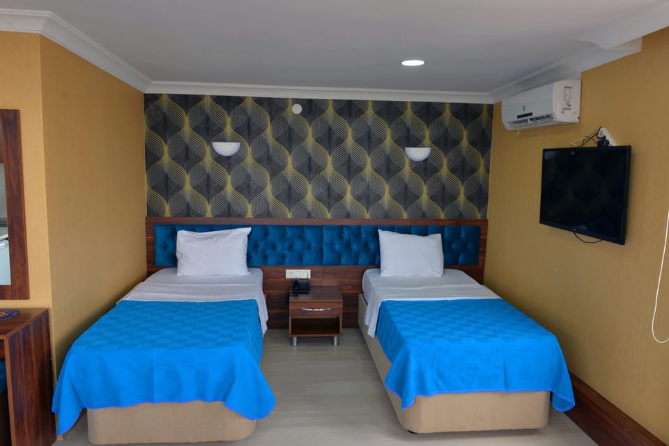 Double or Twin Room | Minibar, in-room safe, desk, soundproofing