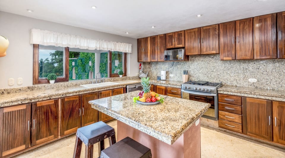 Family House, 4 Bedrooms | Private kitchen | Fridge, microwave, oven, cookware/dishes/utensils