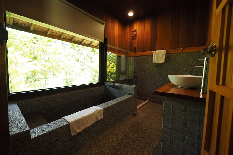 Separate tub and shower, deep soaking tub, free toiletries, hair dryer