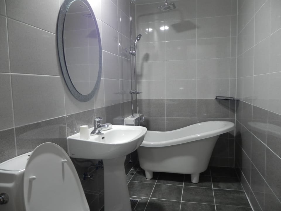 Family Room (large) | Bathroom | Shower, free toiletries, hair dryer, slippers