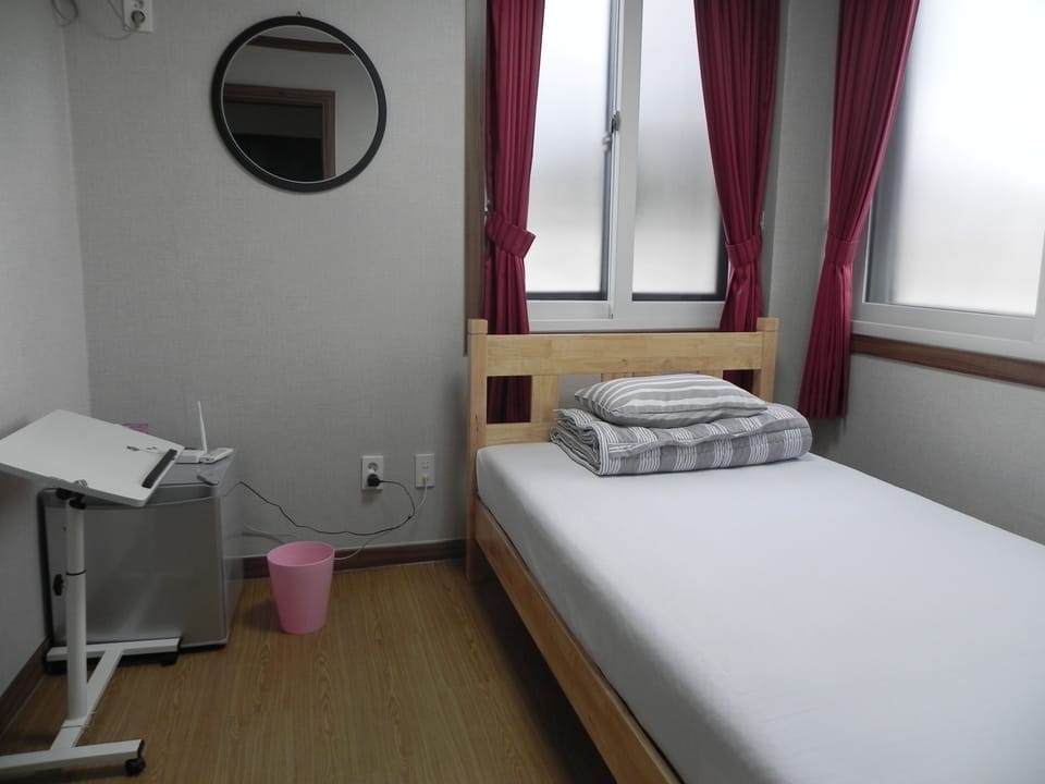 Single Room | Blackout drapes, soundproofing, free WiFi, bed sheets
