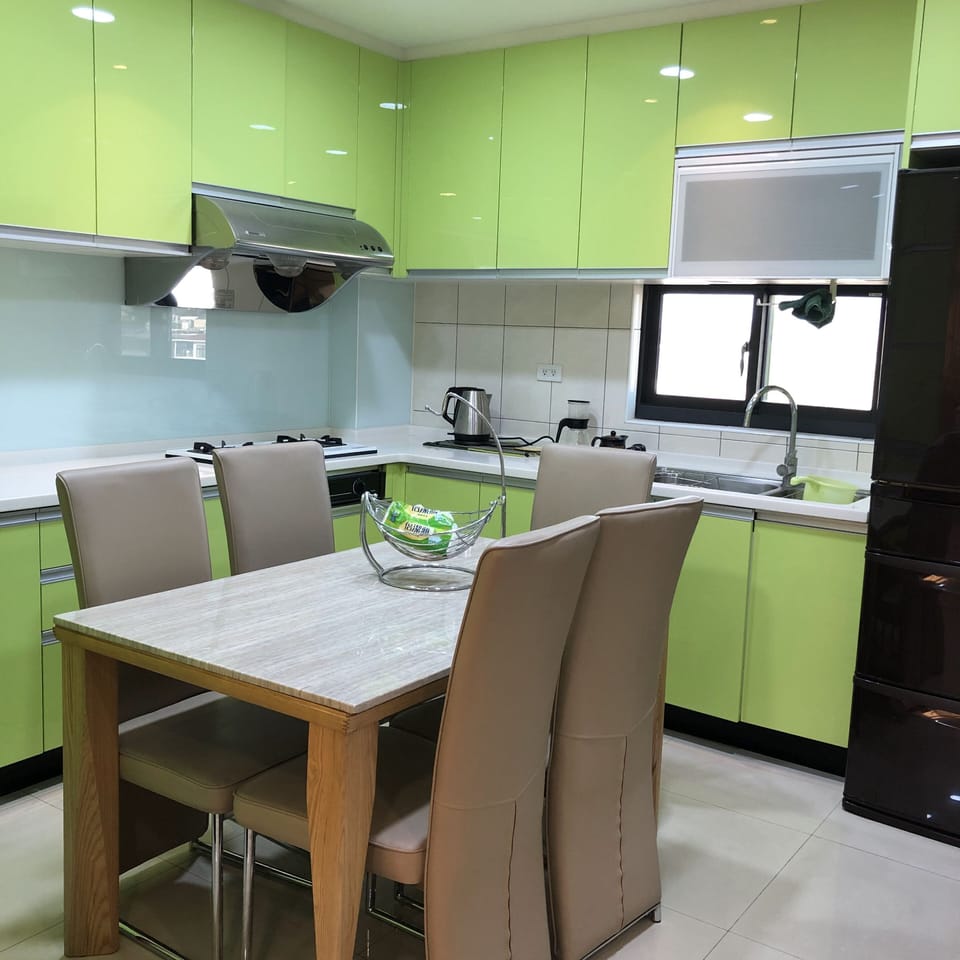 Business Quadruple Room | Shared kitchen | Fridge, electric kettle