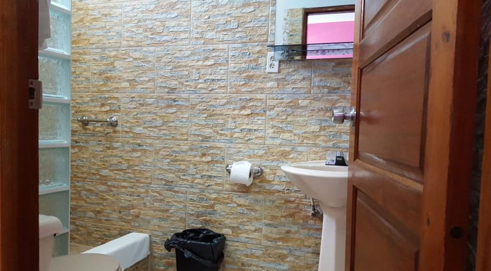 Shower, rainfall showerhead, free toiletries, hair dryer