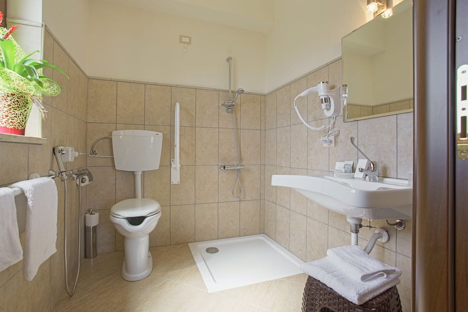 City Room, Garden View | Bathroom | Shower, rainfall showerhead, free toiletries, hair dryer