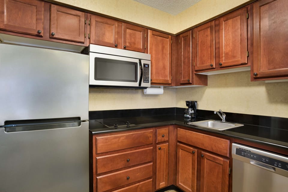 Fridge, microwave, stovetop, dishwasher