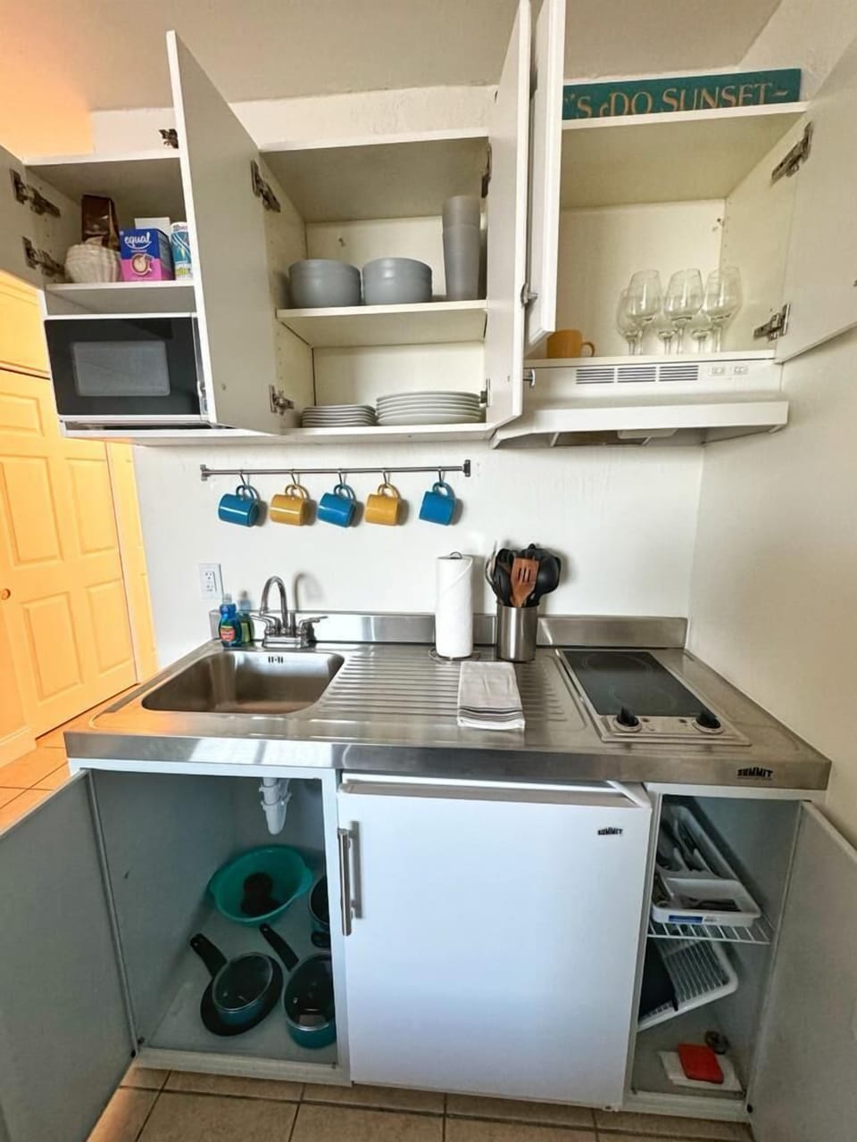 Panoramic Studio, Kitchen, Ocean View | Private kitchen | Coffee/tea maker, full-size fridge, microwave, stovetop
