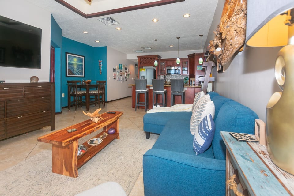 Condo, 2 Bedrooms | Living area