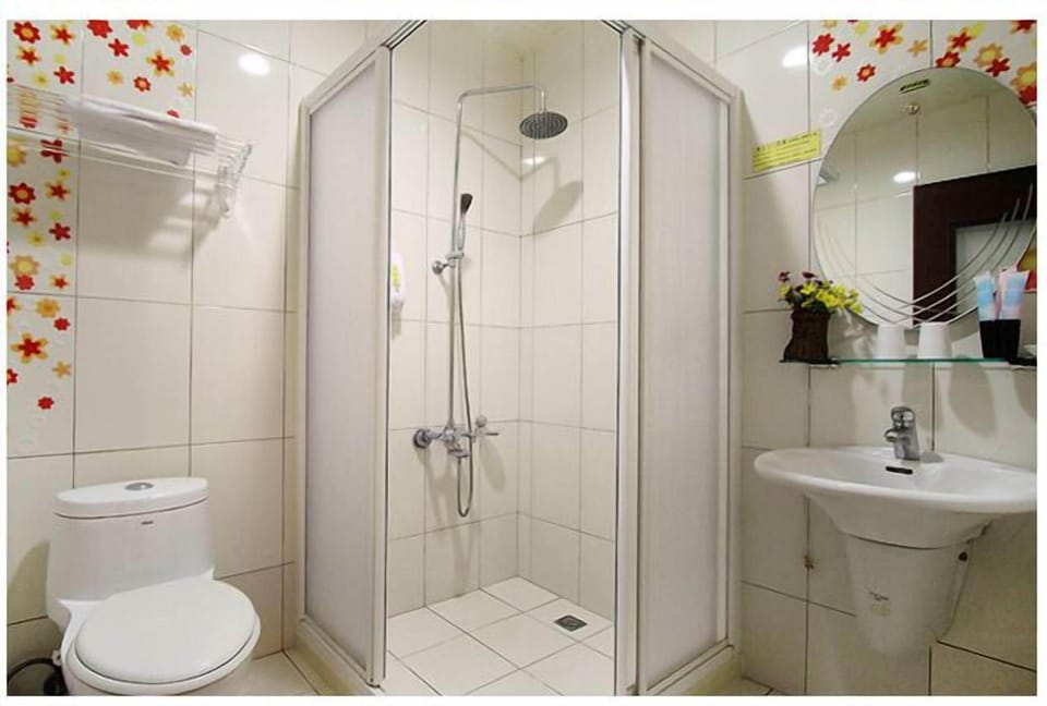 Comfort Double Room, 1 Double Bed, No Windows | Bathroom | Shower, hair dryer, slippers, shampoo