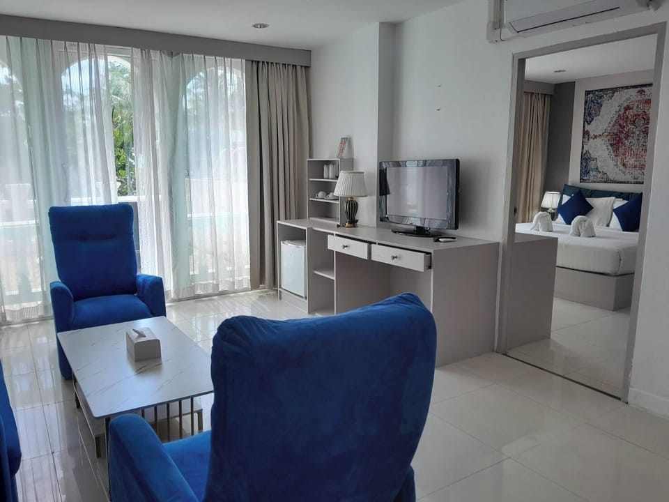 King Suite  | Living area | 32-inch flat-screen TV with cable channels, TV