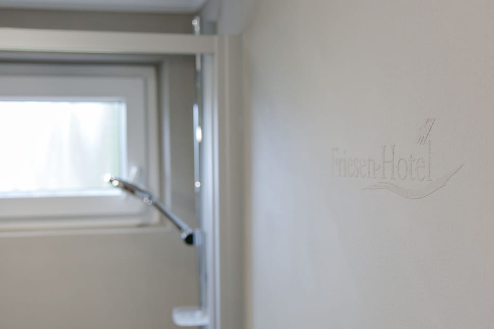 Single Room | Bathroom | Shower, free toiletries, hair dryer, towels