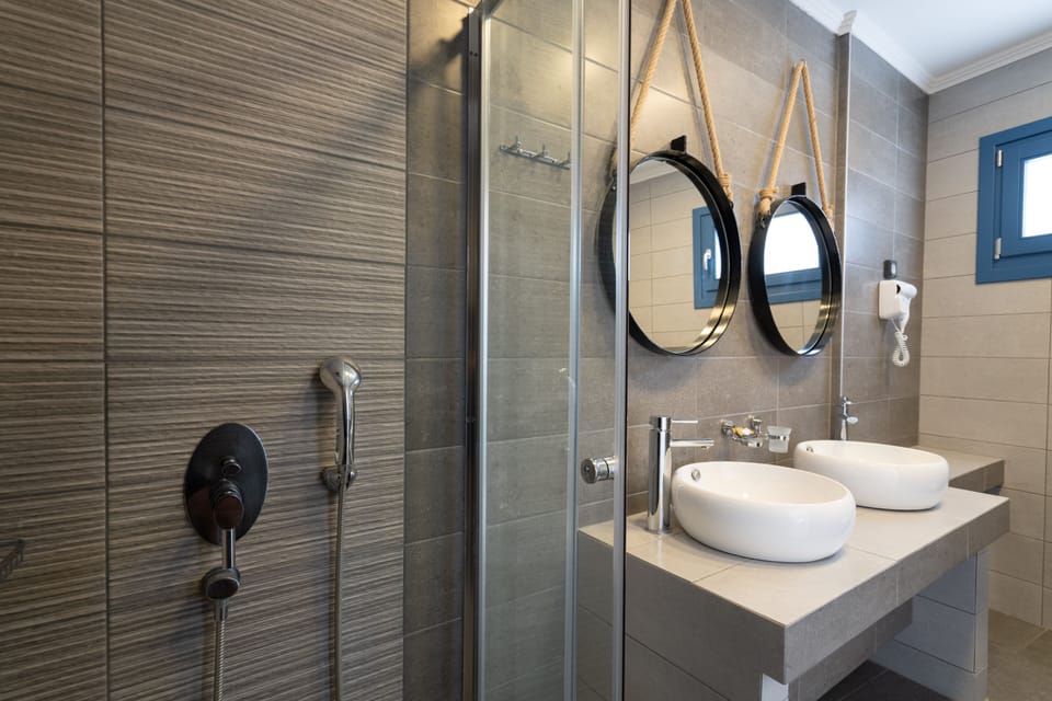 Junior Studio Suite, Pool View | Bathroom | Shower, free toiletries, hair dryer, towels
