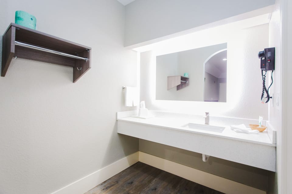Bathtub, towels