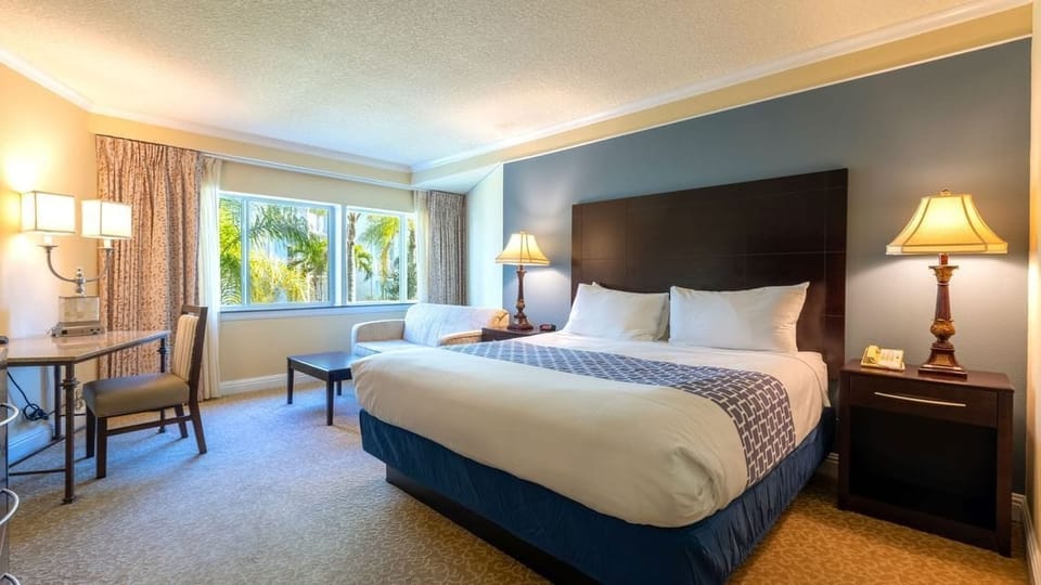 Room, 1 King Bed, Non Smoking | Premium bedding, down comforters, pillowtop beds, in-room safe