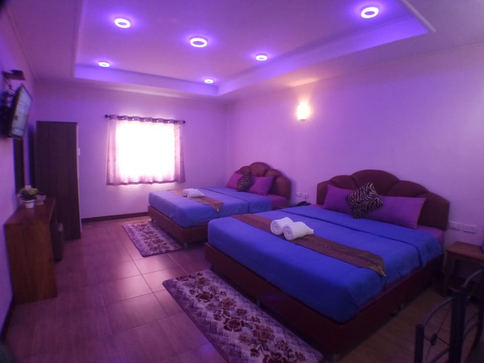 Family Room | Minibar, desk, iron/ironing board (on request), WiFi (free)