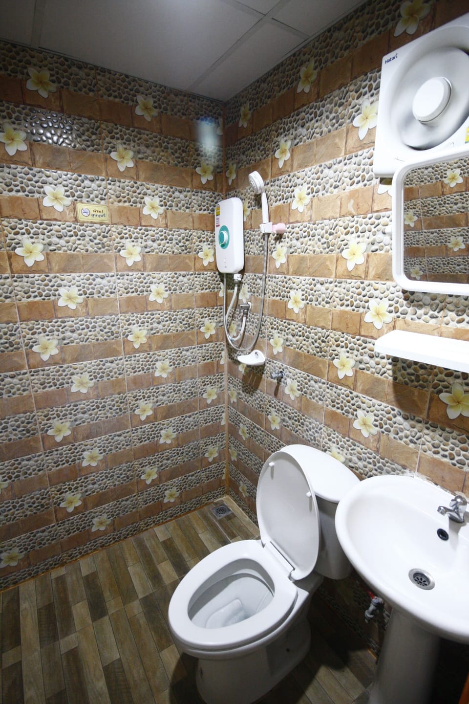 Double Room | Bathroom | Shower, free toiletries, towels