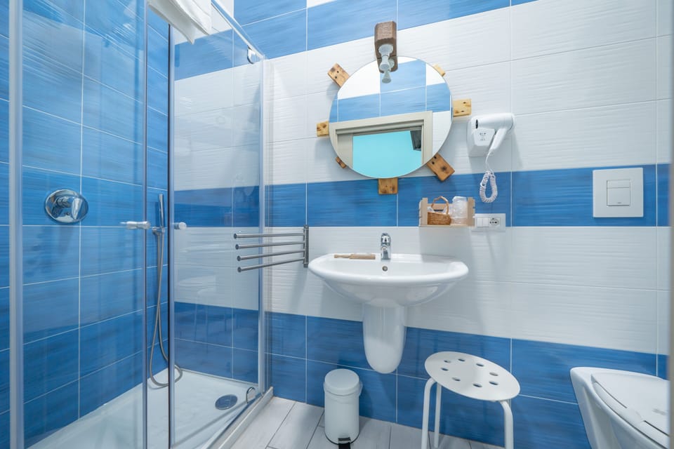 Double Room | Bathroom | Shower, rainfall showerhead, free toiletries, hair dryer