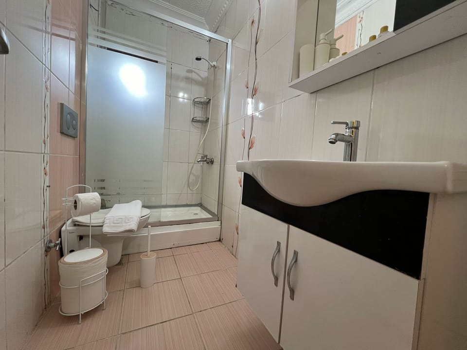 Deluxe Room | Bathroom | Shower, free toiletries, hair dryer, slippers