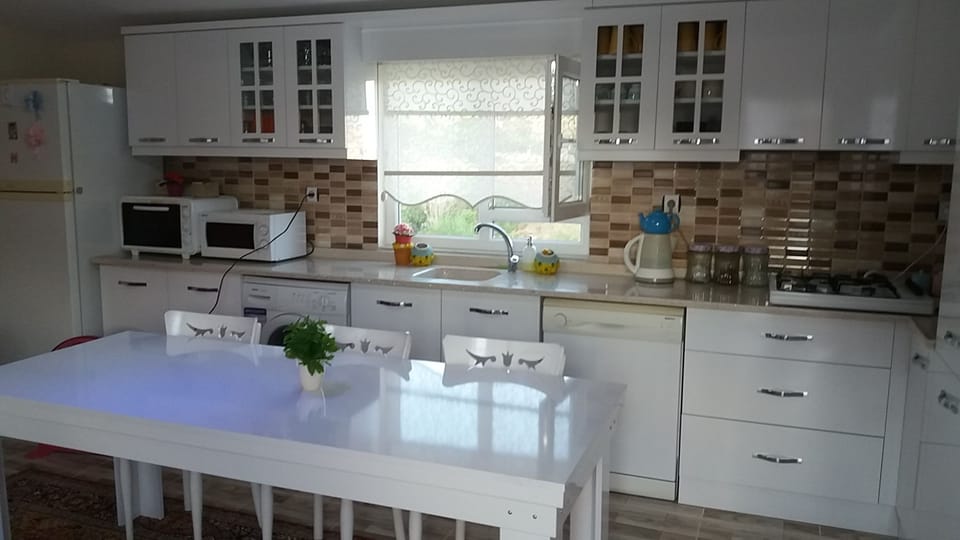 Family Condo, Multiple Bedrooms, Kitchenette | Shared kitchen