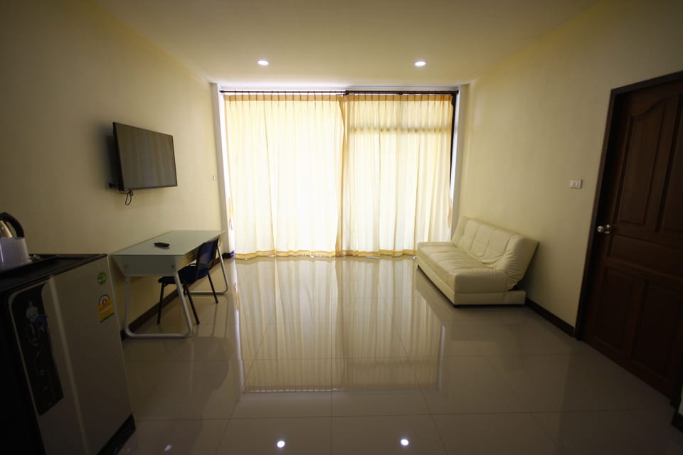 Deluxe Family Suite | Living room | 32-inch LCD TV with cable channels, TV