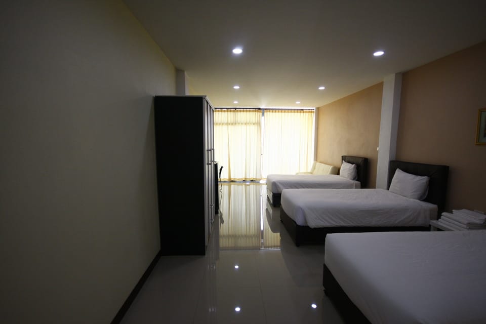 Deluxe Triple Room | Desk, rollaway beds, free WiFi, bed sheets