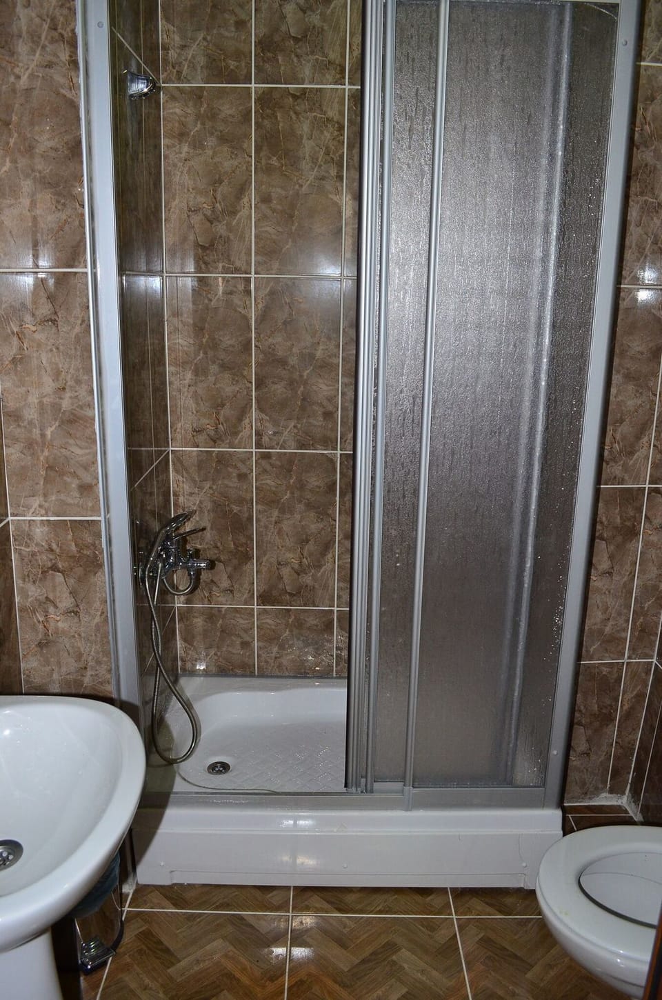 Standard Double Room | Bathroom | Shower, towels
