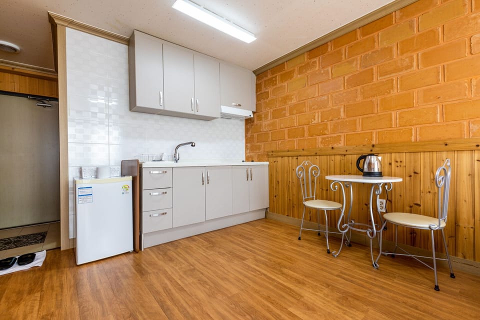 Suite (15PY) | Private kitchen | Fridge, microwave, stovetop