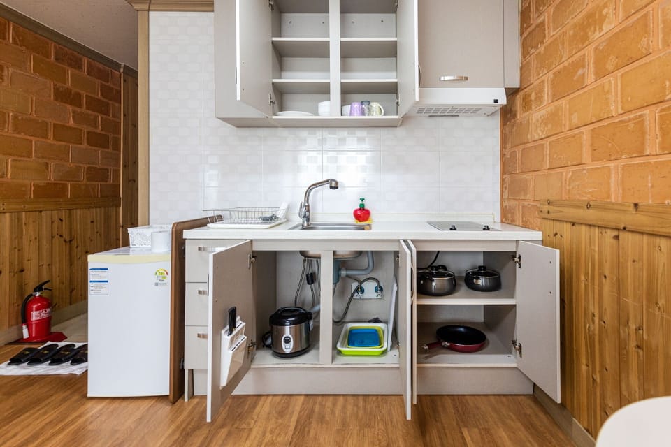 Suite (15PY) | Private kitchen | Fridge, microwave, stovetop