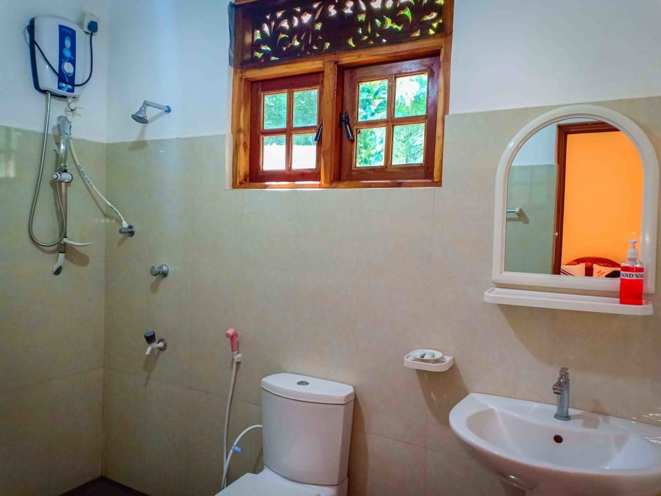 Deluxe Triple Room | Bathroom | Shower, rainfall showerhead, free toiletries, bidet