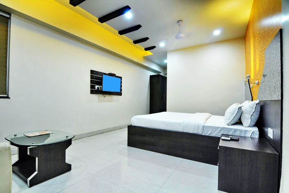 Club Room | Premium bedding, pillowtop beds, desk, WiFi (free)
