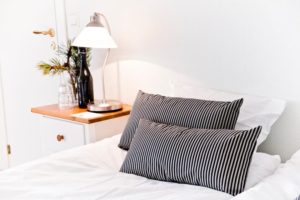 Premium bedding, iron/ironing board, free cribs/infant beds