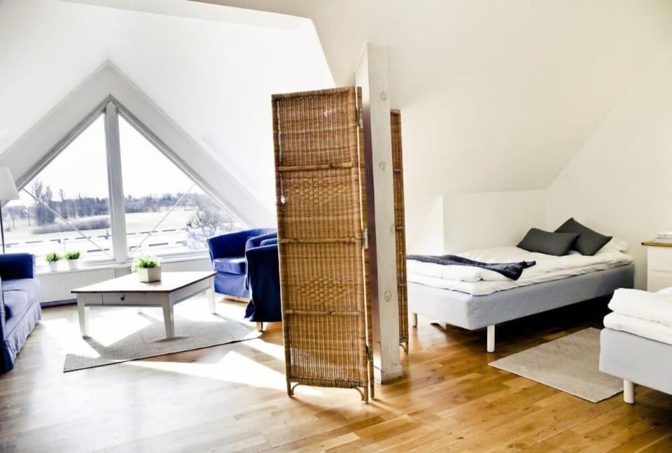 Basic Double Room, Shared Bathroom | Living area | 27-inch flat-screen TV with cable channels, TV