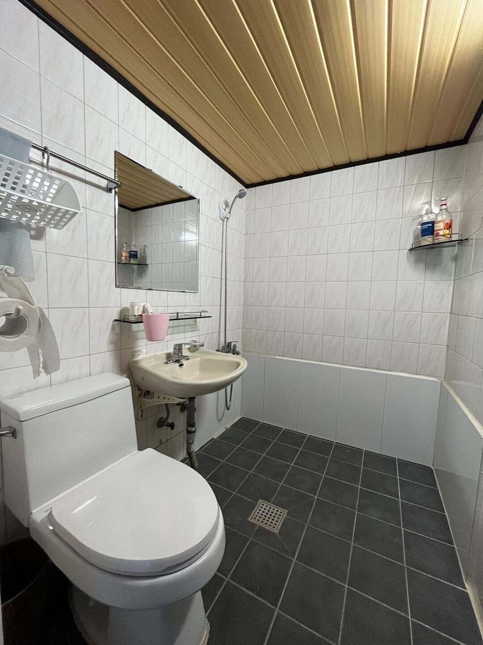 Single Room | Bathroom | Shower, free toiletries, hair dryer, slippers
