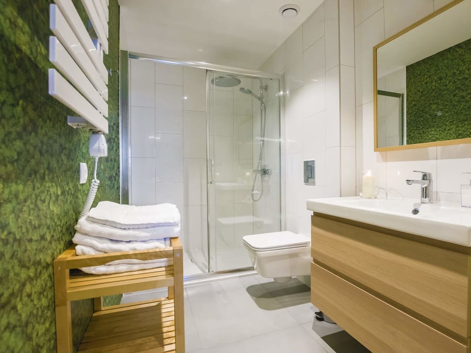 Apartment, 1 Bedroom, Non Smoking | Bathroom | Shower, hair dryer, towels, toilet paper