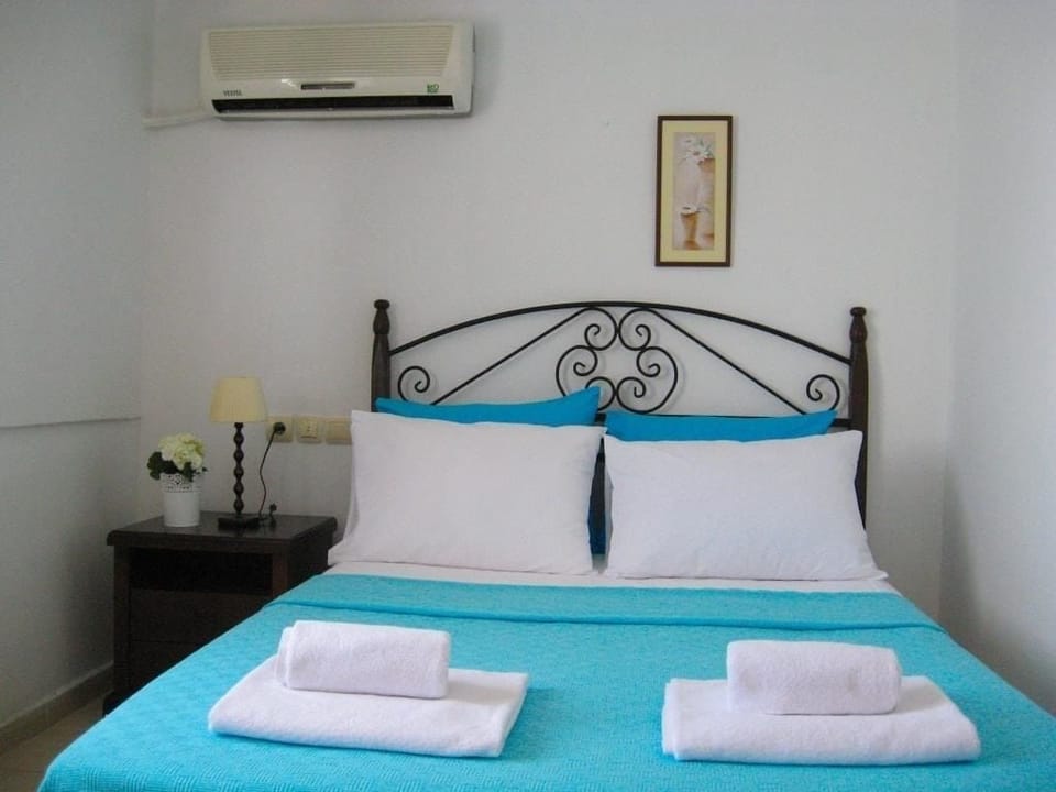 Standard Room | Desk, free cribs/infant beds, free WiFi
