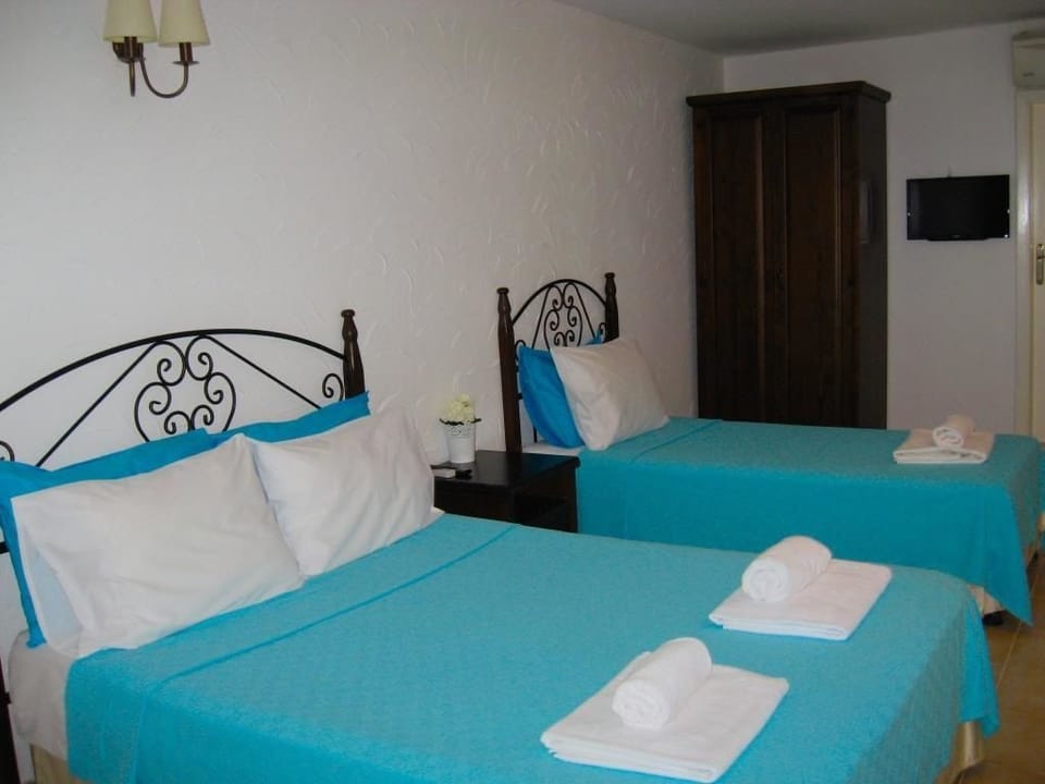 Desk, free cribs/infant beds, free WiFi