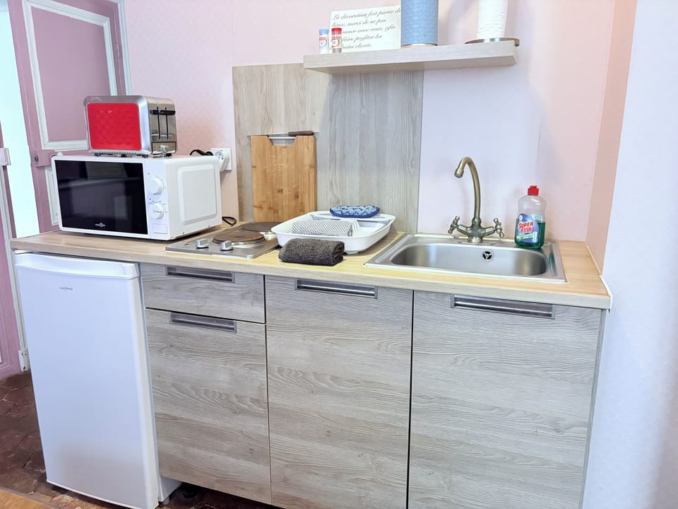 Suite (Gustave Flaubert) | Private kitchen | Oven, stovetop, coffee/tea maker, electric kettle