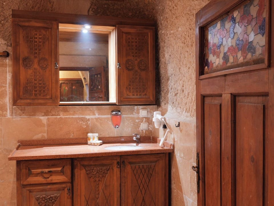 Honeymoon Suite, 1 King Bed, Bathtub | Bathroom | Shower, hair dryer, slippers, towels