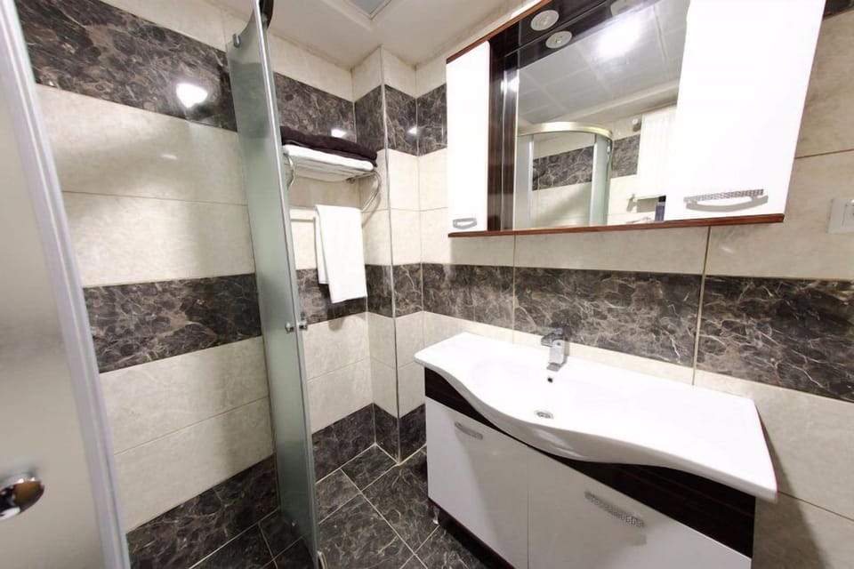 Standard Double Room, 1 Bedroom | Bathroom | Shower, free toiletries, hair dryer, slippers