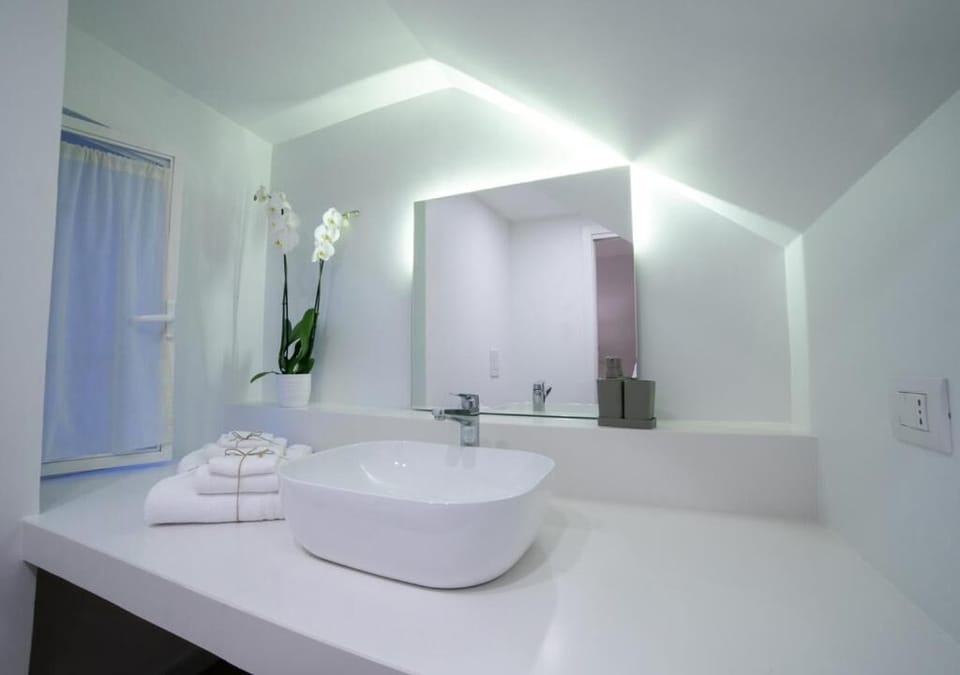 Standard Quadruple Room, 1 Queen Bed with Sofa bed | Bathroom | Shower, free toiletries, hair dryer, bidet