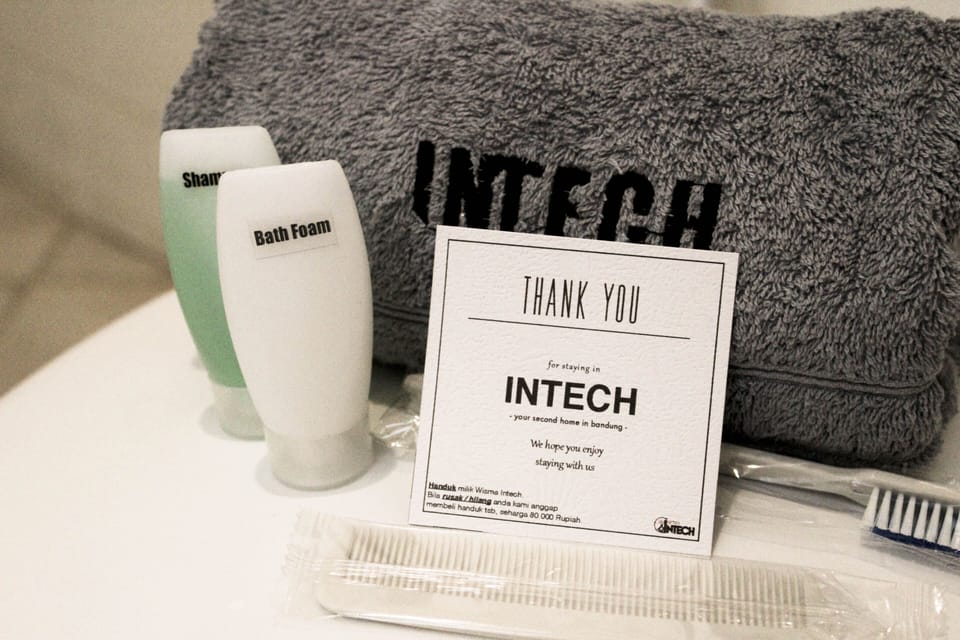 Shower, free toiletries, towels