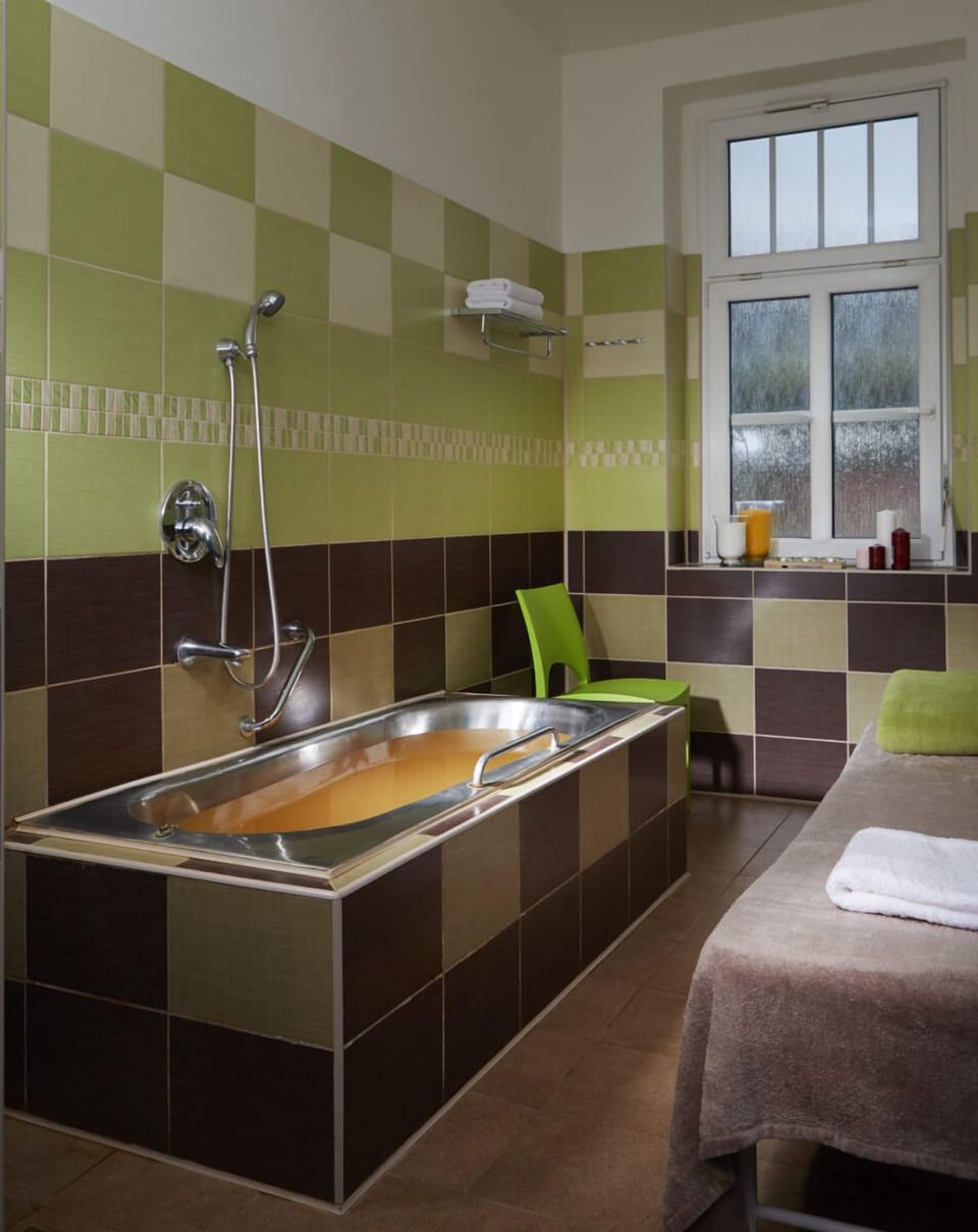 Massage/treatment rooms, manicures and pedicures