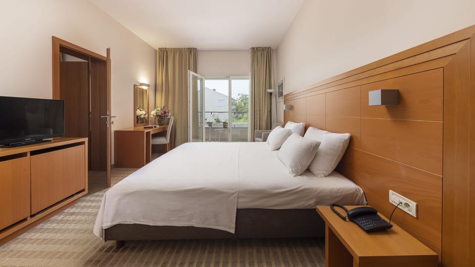 Comfort family room, balcony | Minibar, in-room safe, desk, laptop workspace