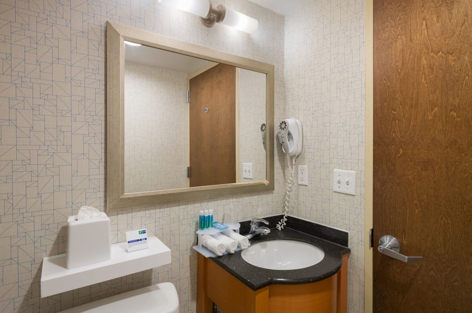 Combined shower/tub, hair dryer, towels