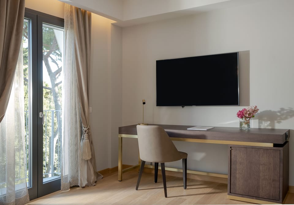 Apuania Suite | Premium bedding, memory foam beds, minibar, in-room safe